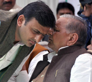 Mulayam pulls up son Akhilesh after Advanis complaint on corruption in UP